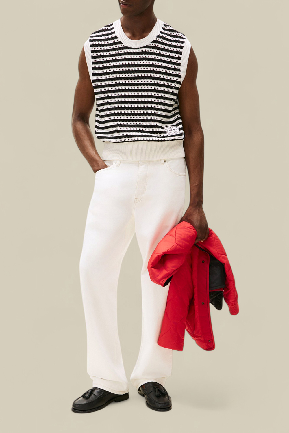 תמונת כל הלוק של טומי הילפיגר X סרט פורמולה 1 גופיית קרושה